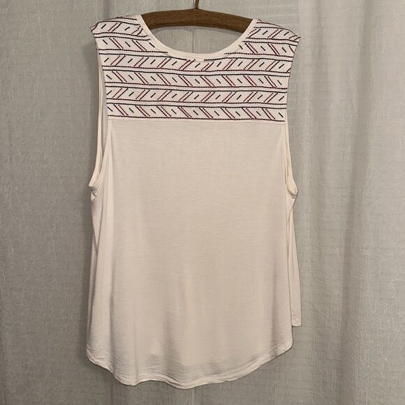 ON L Ivory Red Burgundy Navy Embroidered Sleeveless Scoop High Low Tank Top - Picture 2 of 11